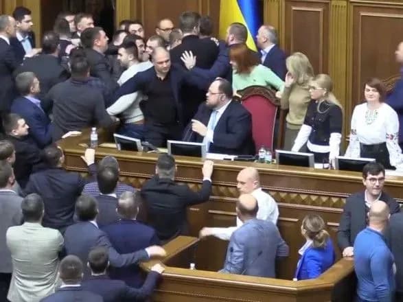 korniyenko-prokomentuvav-biyku-mizh-nardepami-batkivschini-i-slugi-narodu