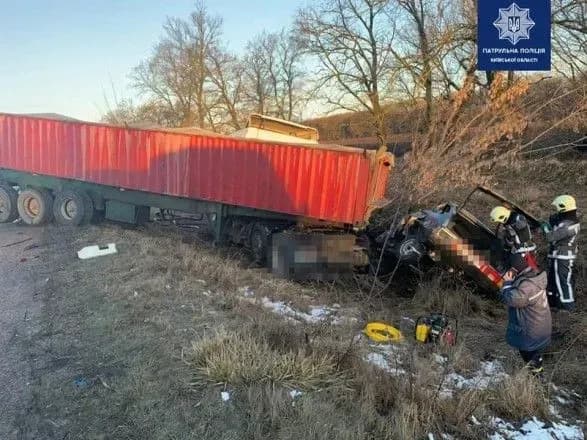 na-kiyivschini-zitknulisya-fura-ta-legkovik-ye-zagibliy-ta-postrazhdaliy