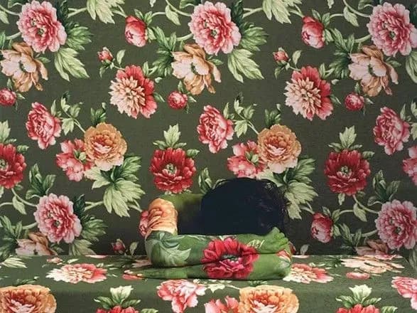 yednist-zhinki-z-prirodoyu-fotokhudozhnitsya-stvoryuye-nevidimi-avtoportreti