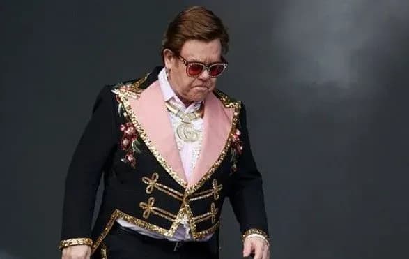 elton-dzhon-zupiniv-kontsert-cherez-vtratu-golosu-ta-zakhvoryuvannya-na-atipovu-pnevmoniyu