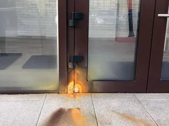 u-kiyevi-pid-dveri-medtsentru-kinuli-vibukhonebezpechniy-predmet-scho-vidomo