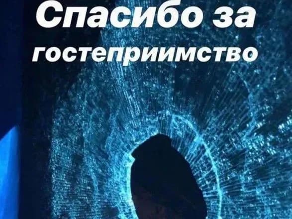 divchata-evakuyovani-z-kitayu-v-novi-sanzhari-pokazali-rozbite-v-avtobusi-vikno