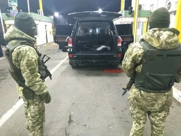 na-kordoni-z-ugorschinoyu-vivili-kontrabandni-sigareti-v-avtivtsi-s-dipnomerami