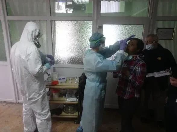 do-novikh-sanzhar-pribuli-epidemiologi-dlya-zboru-materialu-na-koronavirus