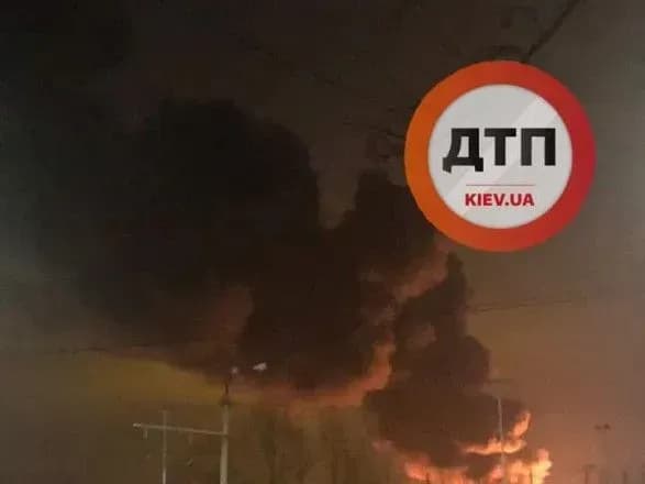 u-kiyevi-stalas-masshtabna-pozhezha-gorila-plastikova-tara-ta-derevyani-piddoni