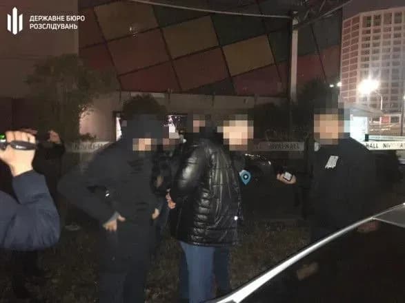 u-kiyevi-zatrimali-spivrobitnik-dfs-cherez-vimagannya-4-tis-dolariv-za-zakrittya-provadzhennya