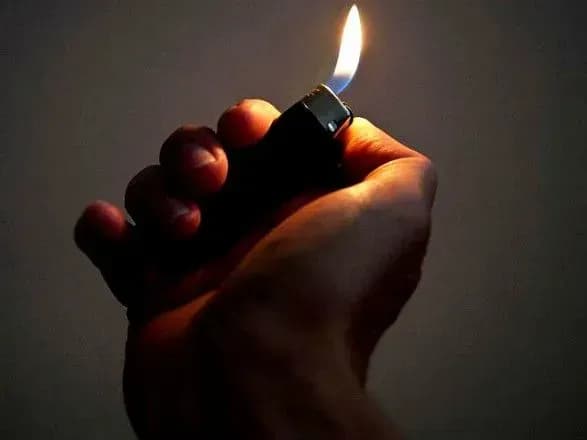 u-rumuniyi-protestuvalnik-cherez-shtrafi-pidpaliv-avtivku-pid-politsiyeyu