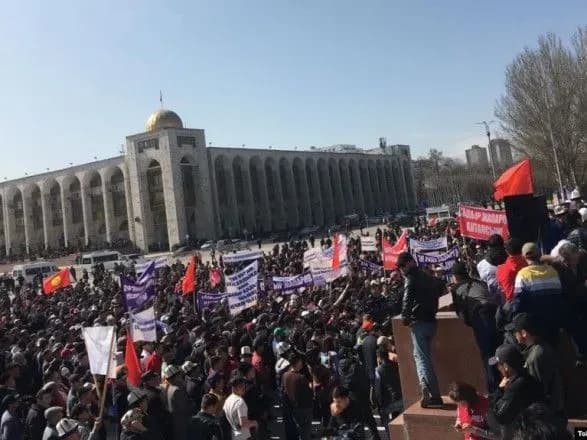 u-stolitsi-kirgizstanu-militsiya-rozignala-miting-vodometom-ta-slozoginnim-gazom