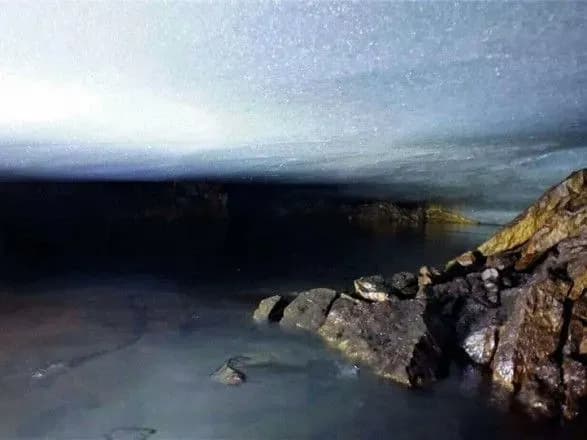 bilya-ukrayinskoyi-stantsiyi-v-antartidi-viyavili-pidlodovikove-nezamerzayuche-ozero