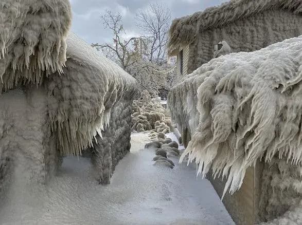 u-ssha-budinki-bilya-ozera-eri-nakrilo-krizhane-tsunami
