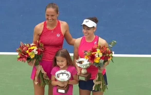 ukrayinska-tenisistka-viborola-trofey-parnogo-turniru-v-meksitsi