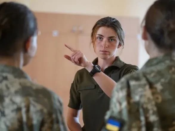 ekskomandir-divchachogo-batalyonu-litseyu-imeni-i-boguna-sered-divchat-bilshe-vmotivovanikh-buti-na-komandnikh-posadakh