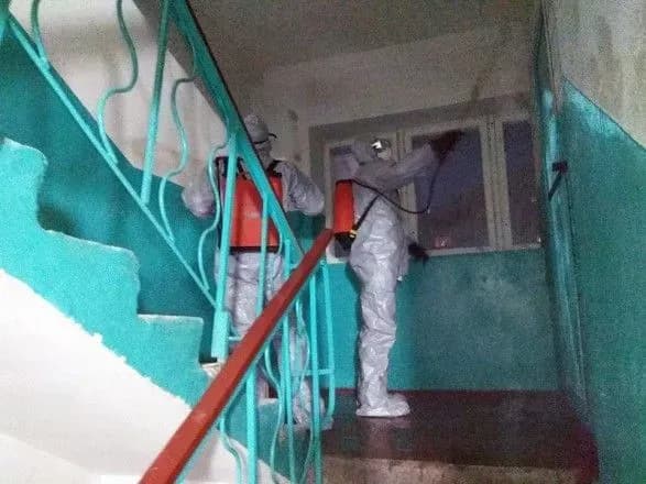 u-cherkasakh-proveli-dezinfektsiyu-bagatopoverkhivki-cherez-zhinku-yaka-povernulasya-z-italiyi