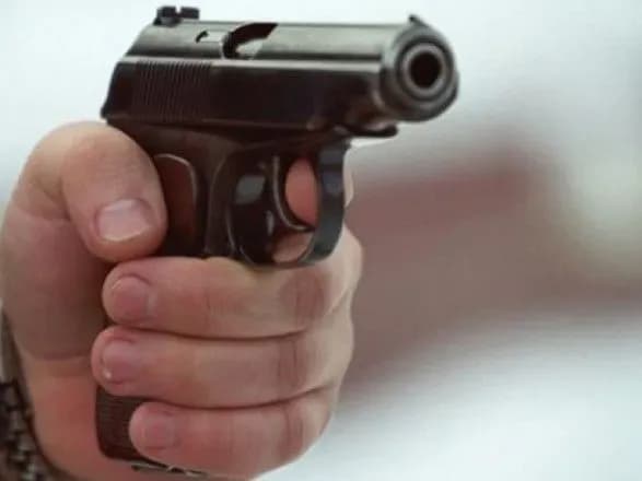 u-mukachevi-nevidomi-obstrilyali-avtomobil-vodiy-poraneniy