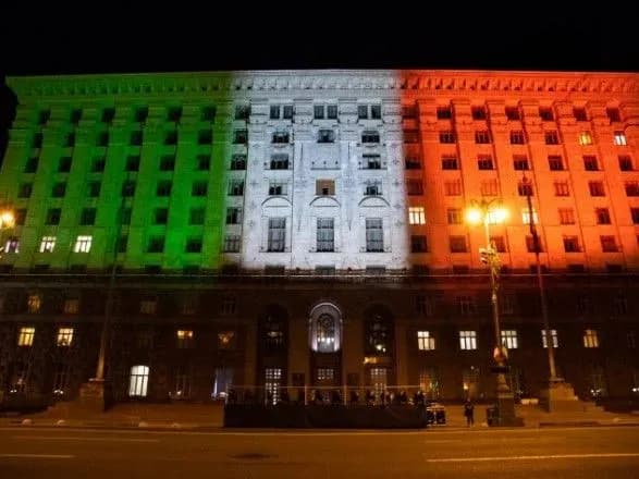 pandemiya-koronavirusu-meriyu-u-kiyevi-pidsvitili-kolorami-italiyskogo-praporu