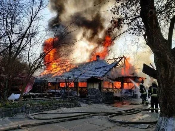 u-stolichnomu-gidroparku-zgorilo-kafe