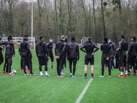 pandemiya-koronavirusu-frantsuzki-futbolisti-zatyaguyut-paski