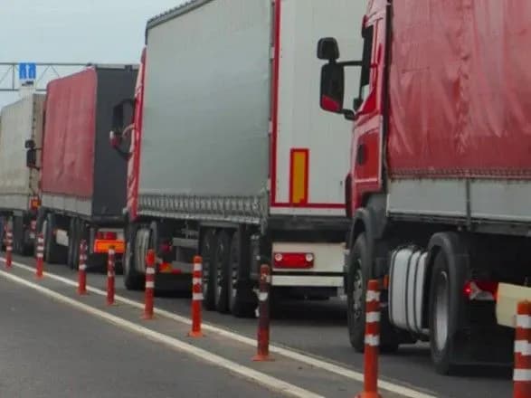 na-zakhidnikh-kordonakh-u-chergakh-na-punktakh-propusku-stoyat-ponad-270-vantazhivok