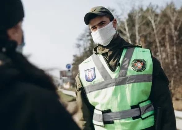 na-kpp-pri-vyizdi-do-kiyeva-miryatimut-temperaturu-vodiyam-ta-pasazhiram