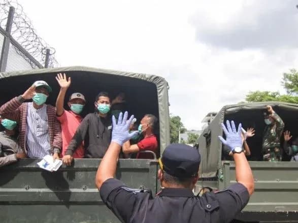 v-oon-zaklikali-zvilniti-vyazniv-schob-zmenshiti-poshirennya-covid-19