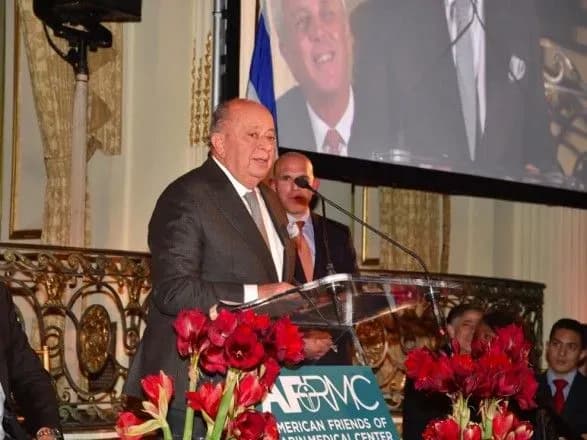 vid-koronavirusu-pomer-blizkiy-drug-trampa