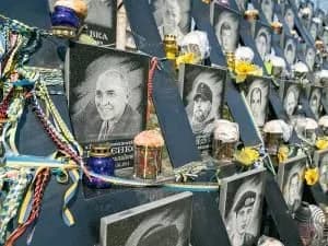 u-stolitsi-vshanuvali-pamyat-geroyiv-nebesnoyi-sotni-osoblivimi-paskami