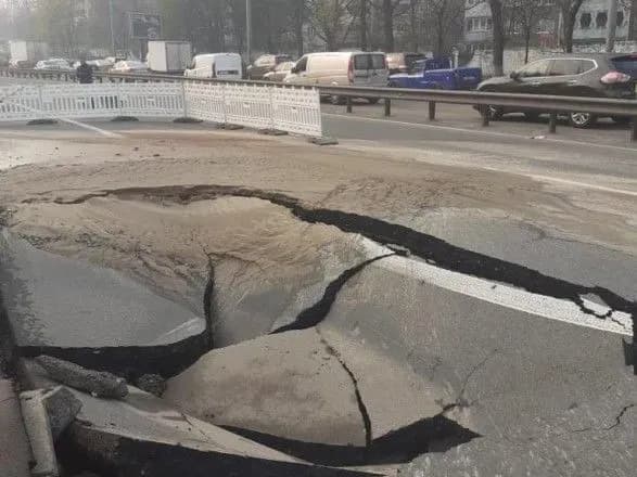 u-kiyevi-provalilas-doroga-na-vulitsi-vadima-getmana-rukh-obmezhili