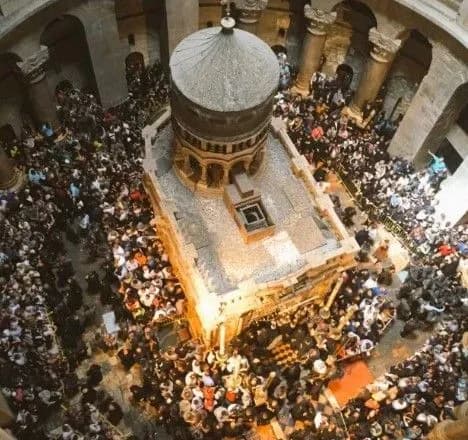 v-yerusalimi-pochali-translyatsiyu-tseremoniyi-skhodzhennya-blagodatnogo-vognyu