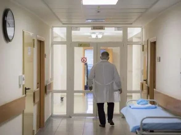 v-ukrayini-978-medikiv-i-332-ditini-zakhvorili-na-covid-19