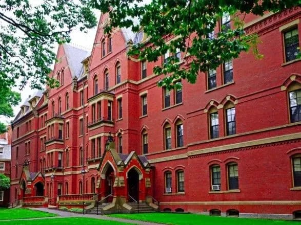 garvard-vidmovivsya-vid-blizko-9-mln-dolariv-na-borotbu-z-covid-19-pislya-dokoriv-vid-trampa