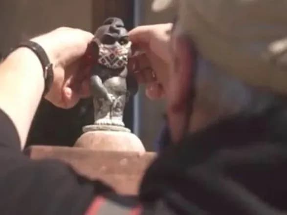 uzhgorodski-miniskulpturi-odyagli-u-zakhisni-maski