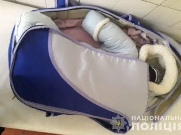 u-mariupoli-pid-pologovim-budinkom-zalishili-nemovlya