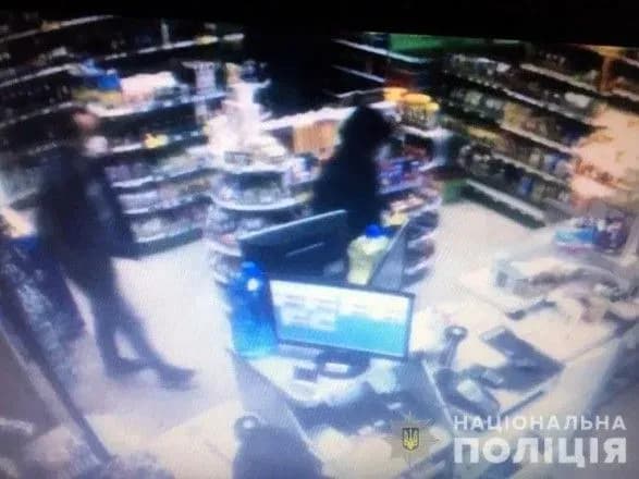 na-donechchini-choloviki-v-medichnikh-maskakh-pograbuvali-avtozapravku