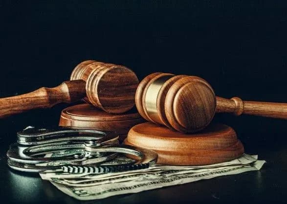 na-luganschini-kerivnika-derzhgeokadastru-pidozryuyut-v-otrimanni-100-tisyach-grn-khabara