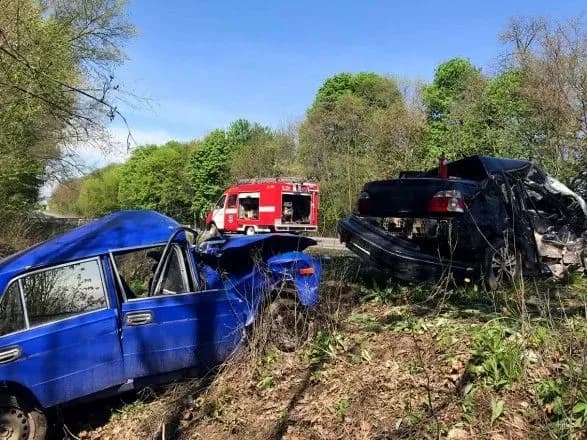 smertelna-dtp-na-khmelnichchini-ryatuvalniki-vityaguvali-poterpilikh-iz-ponivechenikh-avto