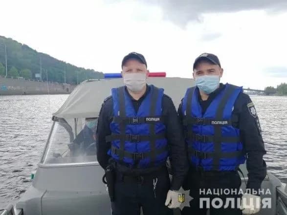 u-kiyevi-cholovik-stribnuv-z-mostu