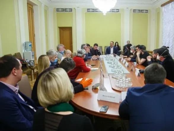 yermak-zustrivsya-z-predstavnikami-ukrayinskoyi-kinoindustriyi-rozviyav-mifi-pro-skorochennya-pidtrimki