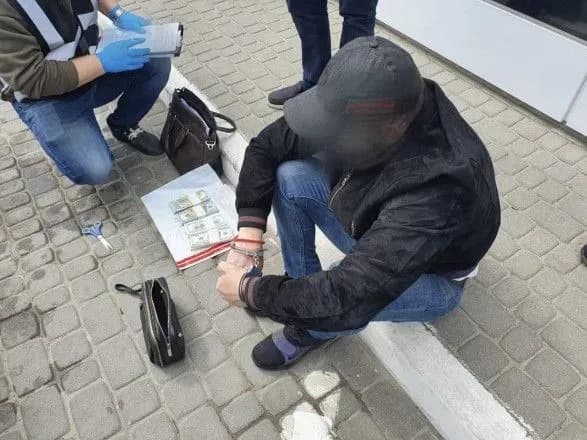 cholovik-prikrivayuchis-znayomstvami-u-natspolitsiyi-namagavsya-zavoloditi-300-tis-dolariv