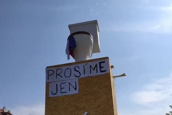 politsiya-pragi-rozsliduye-vstanovlennya-unitazu-na-mistsi-pamyatnika-konyevu