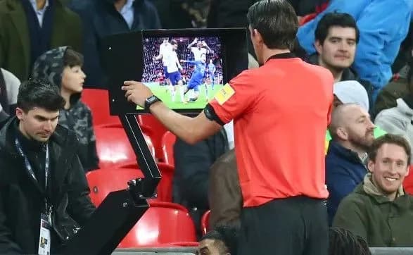 fifa-dozvolila-chempionatam-vidmovitisya-vid-vikoristannya-var