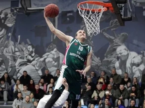 ukrayinskiy-basketbolist-cherez-travmu-vpav-u-komu