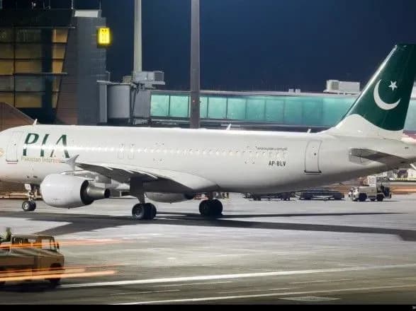 u-pakistani-layner-pakistan-airlines-z-ponad-90-pasazhirami-na-bortu-vpav-na-zhitloviy-rayon-dani-pro-zhertv-utochnyuyutsya