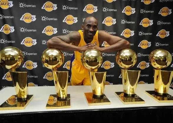 chempionskiy-persten-pomerlogo-basketbolista-brayanta-prodali-na-auktsioni-za-206-tis-dolariv