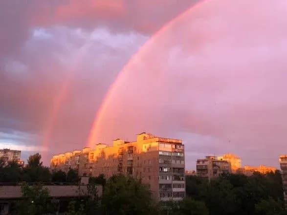 chervona-veselka-kiyani-dilyatsya-svitlinami-nezvichnogo-yavischa