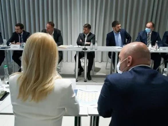 zelenskiy-obgovoriv-z-biznesmenami-khmelnichchini-problemi-yaki-galmuyut-rozvitok-ekonomiki