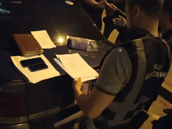 deputata-zaporizkoyi-miskradi-zatrimali-na-khabari-u-12-tis-dolariv