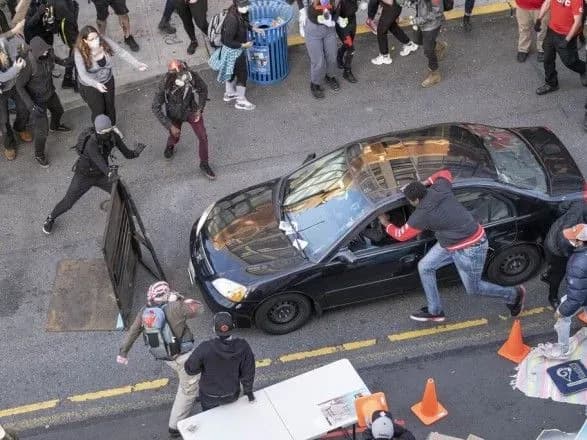 u-ssha-mashina-vyikhala-v-natovp-protestuyuchikh-vodiy-vidkriv-vogon