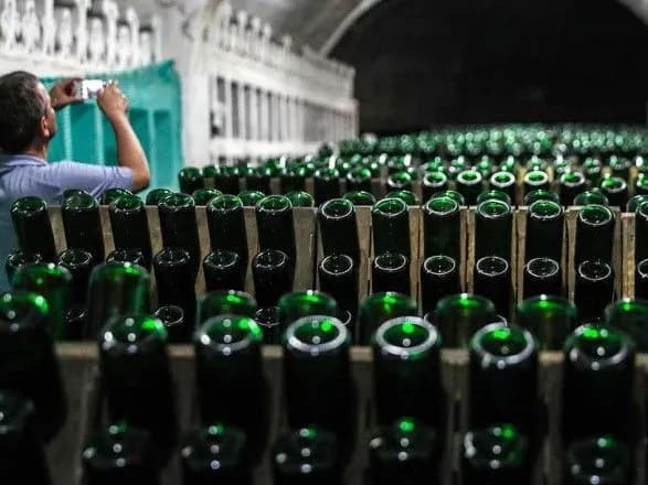 pandemiya-koronavirusu-amerikantsi-pereyshli-na-bilsh-dostupniy-alkogol