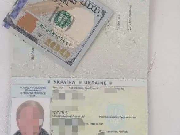 na-adminmezhi-z-aneksovanim-krimom-rosiyanka-namagalas-dati-prikordonniku-100-dolariv-khabara