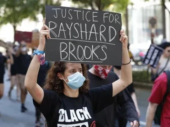 v-atlanti-zvilneno-politseyskogo-yakiy-zastreliv-afroamerikantsya-pri-zatrimanni